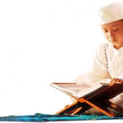 طفل يقرأ القرآن